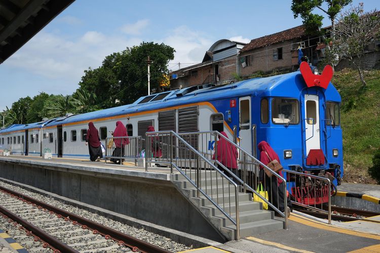 KA Batara Kresna relasi Purwosari (Solo)-Wonogiri.