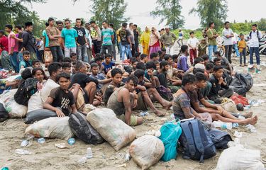 Sejumlah imigran etnis Rohingya beristirahat usai terdampar di Blang Raya, Kecamatan Muara Tiga, Kabupaten Pidie, Aceh, Selasa (14/11/2023). Sebanyak 196 orang imigran etnis Rohingya yang terdiri dari 61 orang laki-laki, 69 orang perempuan dan 59 orang anak-anak menaiki perahu dan terdampar di pantai Desa Blang Raya. 
