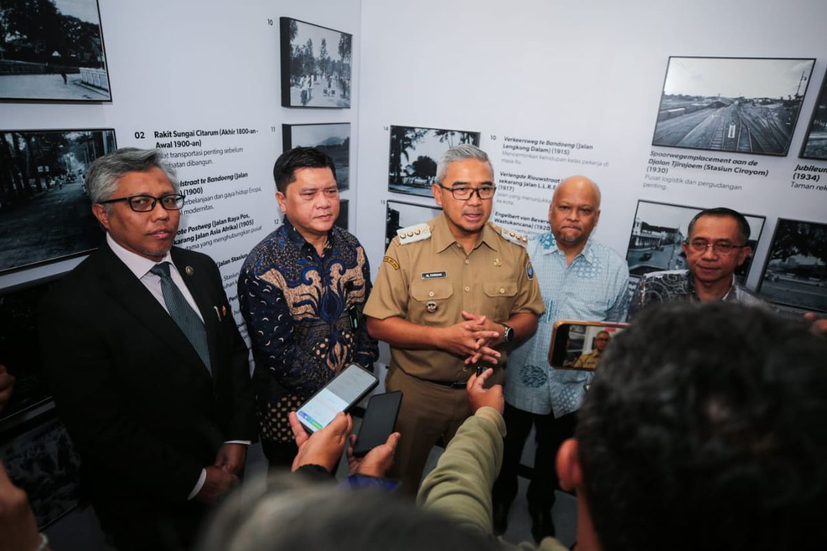 Wali Kota Bandung Muhammad Farhan dalam Seminar Nasional Menggali Nilai-Nilai Kedirgantaraan Kota Bandung di Auditorium BJ Habibie, PT Dirgantara Indonesia (PTDI), Senin (11/8/2025).