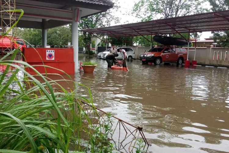 Kantor BPBD Indramayu dan beberapa jalan di Kota Indramayu Jawa Barat terendam banjir pada Senin pagi (27/2/2023). Banjir disebabkan karena intensitas curah hujan yang sangat tinggi dan berlangsung lama.