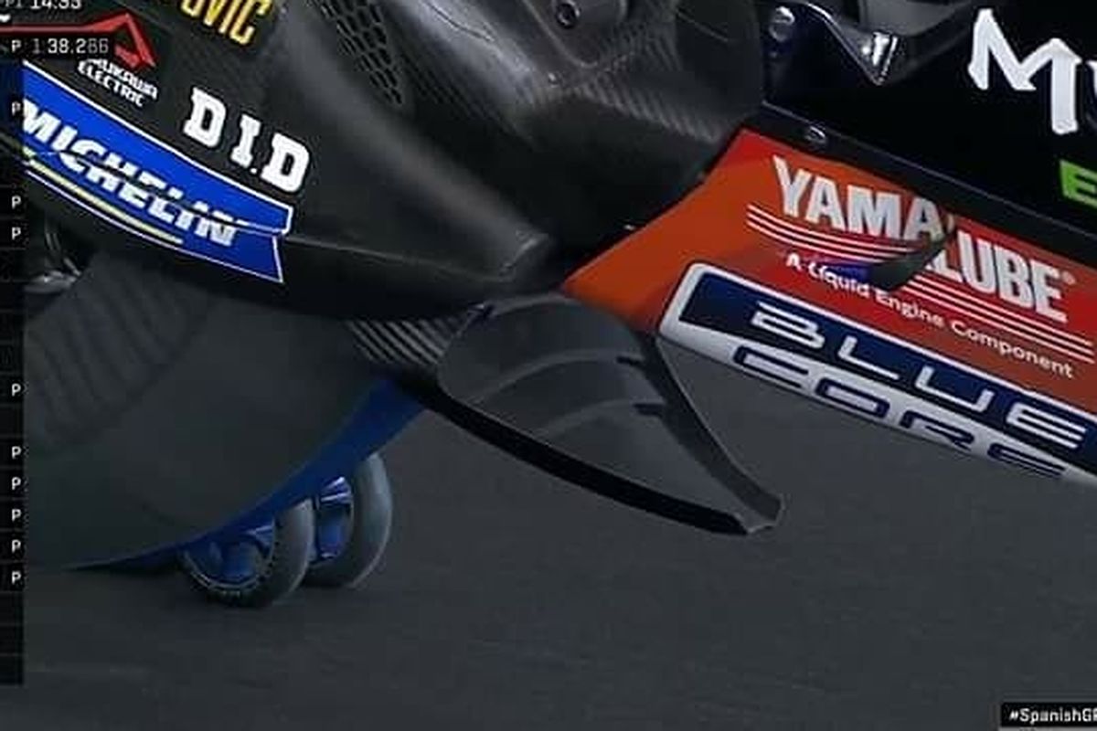 Perangkat aero pada swing arm Yamaha M1 milik Valentino Rossi.