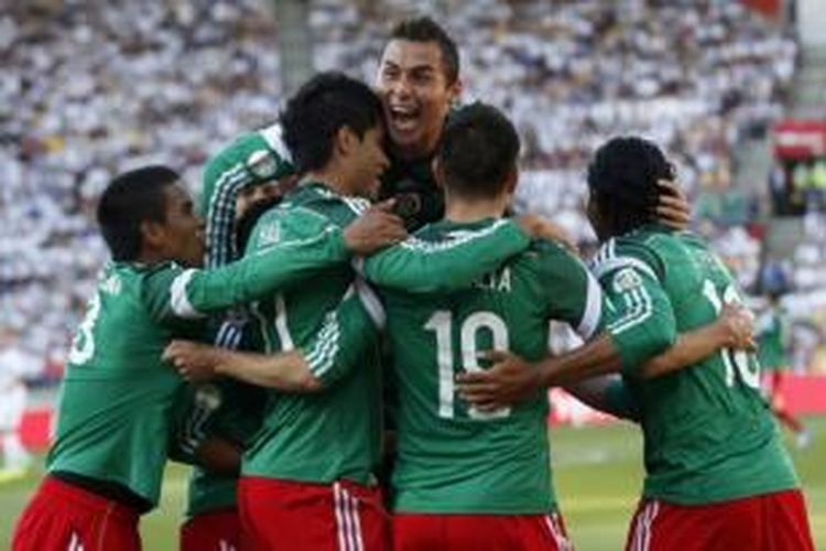 Para pemain Meksiko merayakan gol yang dicetak ke gawang Selandia Baru pada laga play-off Piala Dunia 2014 di Stadion Westpac, Wellington, Rabu (20/11/2013). Pada laga tersebut, Meksiko menang 4-2.