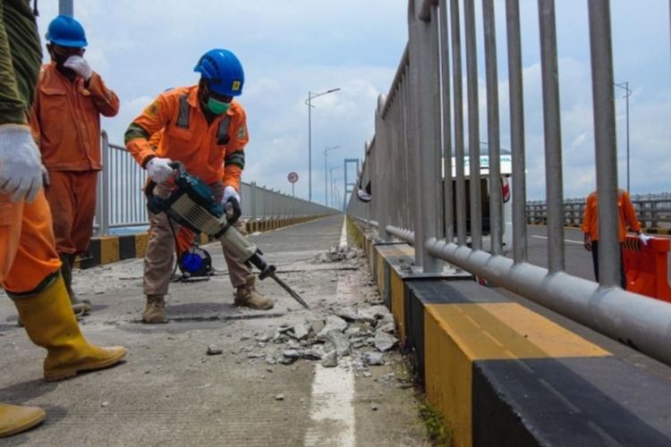 Petugas Emergency Recovery System (ERS)Saat Membongkar Beton Jembatan Suramadu Untuk Menditeksi Penyebab Jalur SKTT, Agar Pemulihan Pasokan Aliran Arus Listrik Ke Madura Kembali Normal.