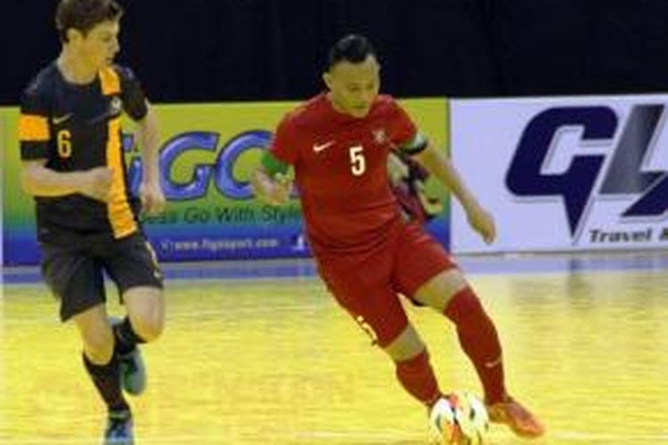 Penyerang Tim Nasional Indonesia Futsal, Caesar Silitonga, berusaha melewati hadangan salah satu pemain Australia pada laga penyisihan Grup A Piala AFF Futsal 2014 di Stadion Melawati, Shah Alam, Selasa (23/9/2014).