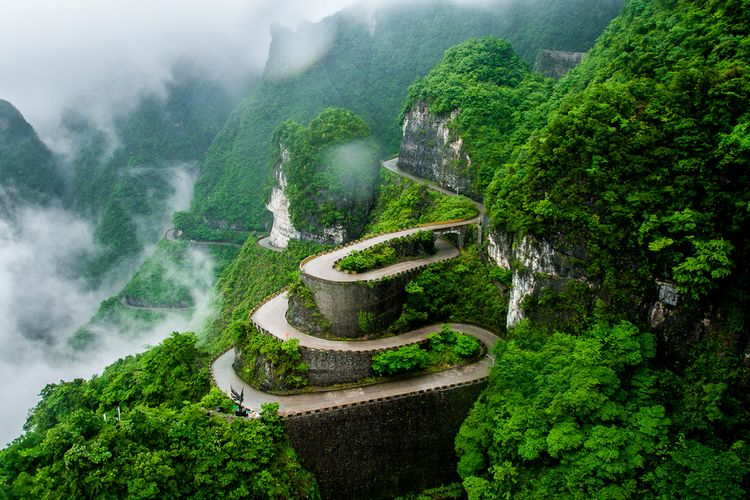 Rute berliku menuju Gunung Tianmen di Hunan, Tiongkok