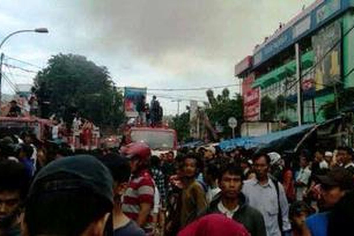 Warga berkerumum untuk menonton di sekitar lokasi kebakaran di depan Pasar Palmerah, Rabu (7/3/2012).