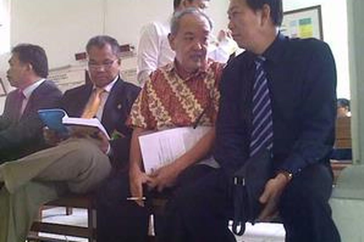 Anggodo Widjojo (tengah) bersama tim penasihat hukum sebelum sidang peninjauan kembali di Pengadilan Negeri Jakarta Selatan