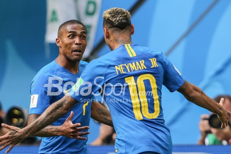 Pemain Brasil, Douglas Costa dan Neymar, merayakan gol kedua pada laga kontra Kosta Rika di Saint-Petersburg Stadium pada Jumat, 22 Juni 2018.
