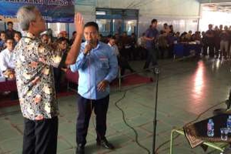 Gubernur Jawa Tengah Ganjar Pranowo berdialog dengan nelayan di Pelabuhan Perikanan Klidang Lor Batang, Jawa Tengah, terkait pelarangan alat tangkap cantrang.