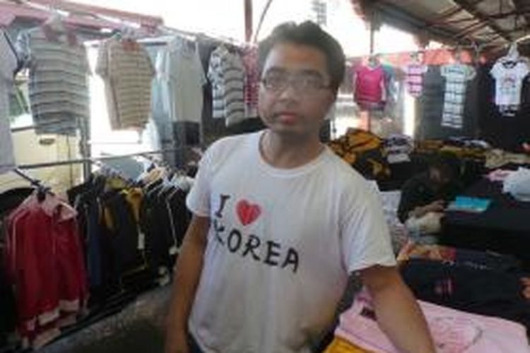 Abdul Goffar saat menjaga toko pakaian di pasar Melbourne, Australia.