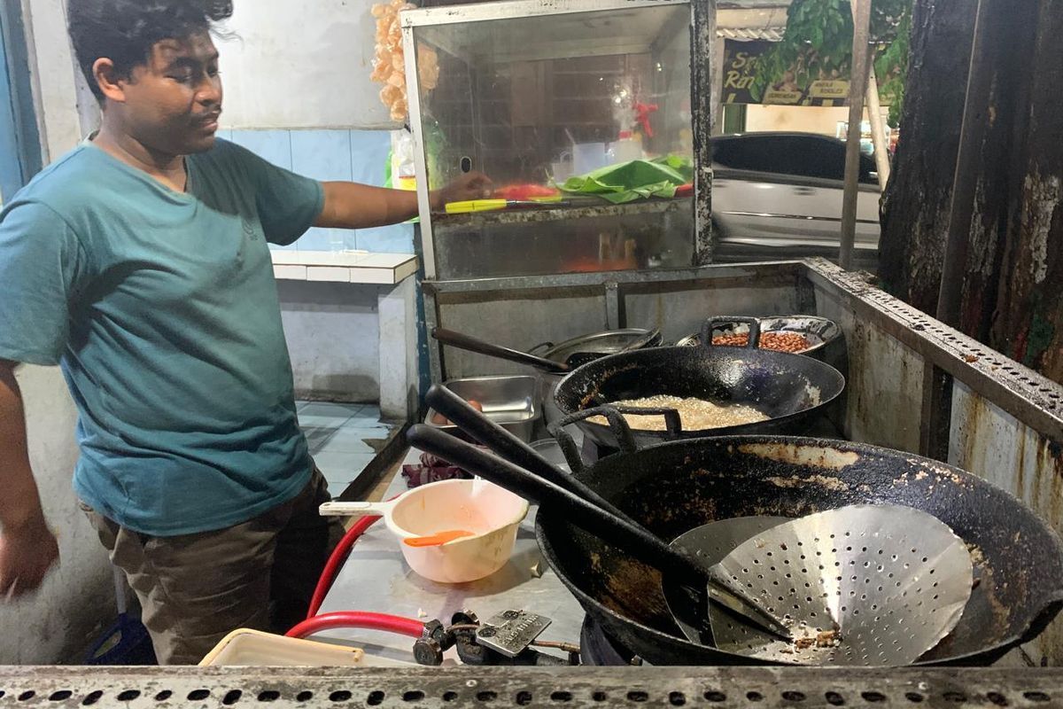 GORENG--Malik, generasi penerus Warung Lontong Tahu Telur Bu Tri sementara menggoreng tahu telur sebelum dicampurkan demgan lontong dan aneka bumbu lainya. 