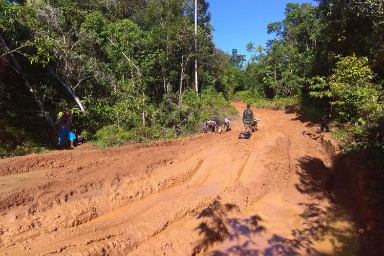 Jalan yang berasal tanah liat menjadi becek dan sulit di lalui bila terguyur air hujan.