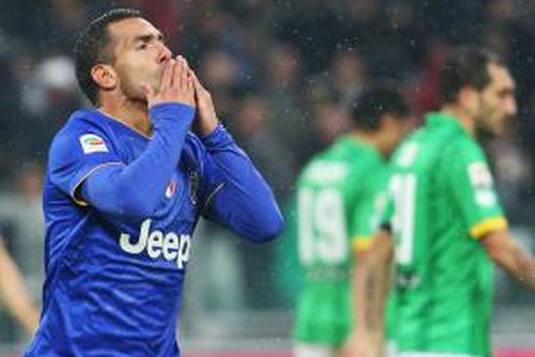Striker Juventus, Carlos Tevez, seusai mencetak gol ke gawang Parma pada lanjutan Serie-A di Juventus Stadium, Minggu (9/11/2014). 