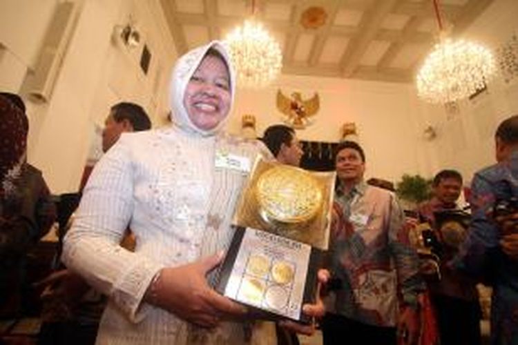 Tri Rismaharini (saat itu Wali Kota Surabaya), ketika menerima Piala Adipura Kencana dari Presiden Susilo Bambang Yudhoyono di Istana Negara, Jakarta, Senin (10/3/2013).