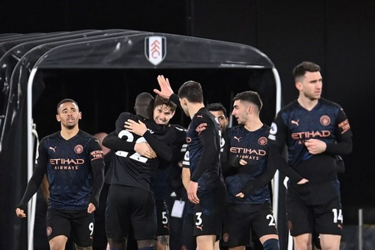Skuad Manchester City saat merayakan gol ke gawang Fulham pada laga lanjutan pekan ke-28 Premier League, kasta tertinggi Liga Inggris, di Stadion Craven Cottage, Minggu (14/3/2021) dini hari WIB.