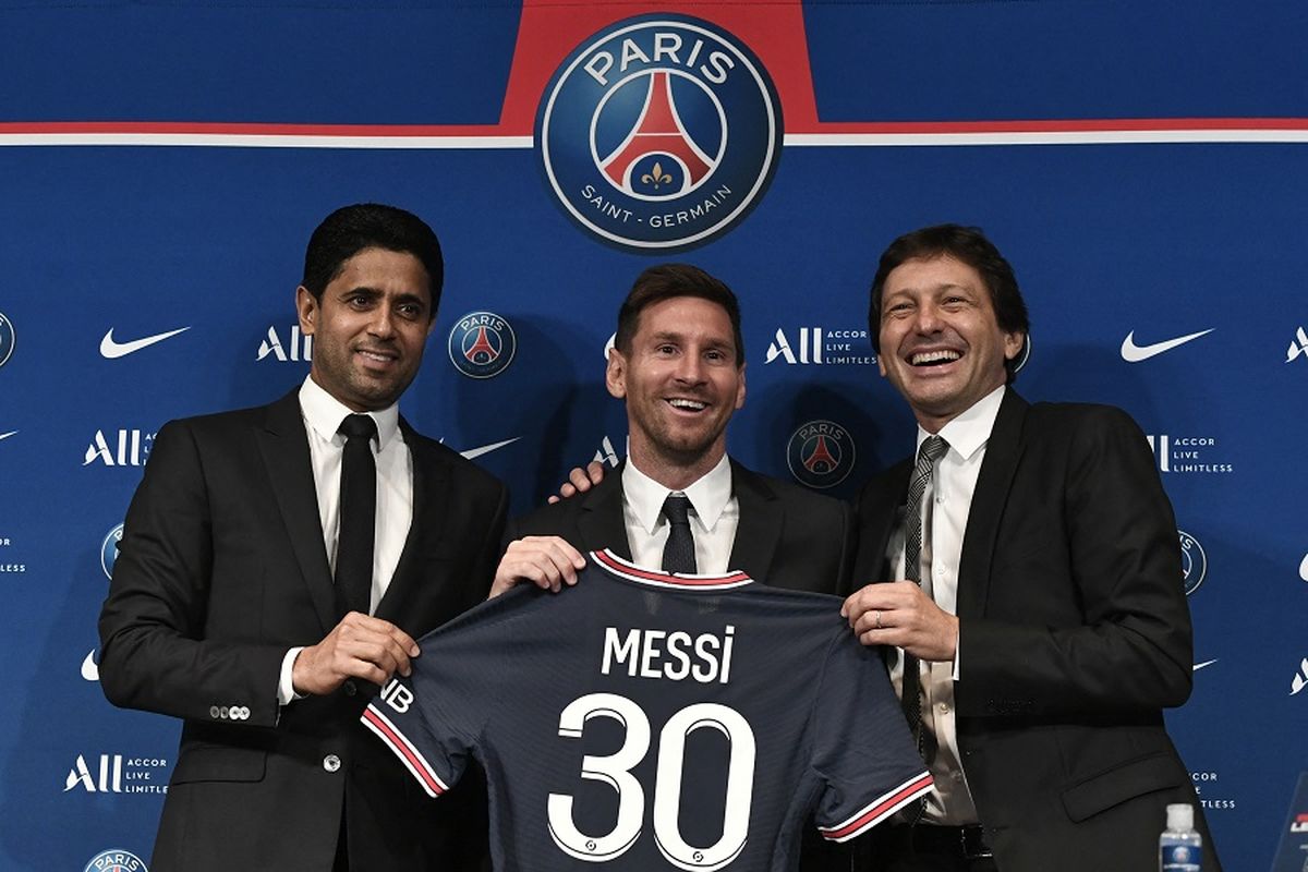 Presiden Paris Saint-Germain (PSG) Nasser Al-Khelaifi (kiri) dan Direktur Olahraga PSG Leonardo Nascimento de Araujo (kanan) berpose bersama pemain sepak bola Argentina Lionel Messi.