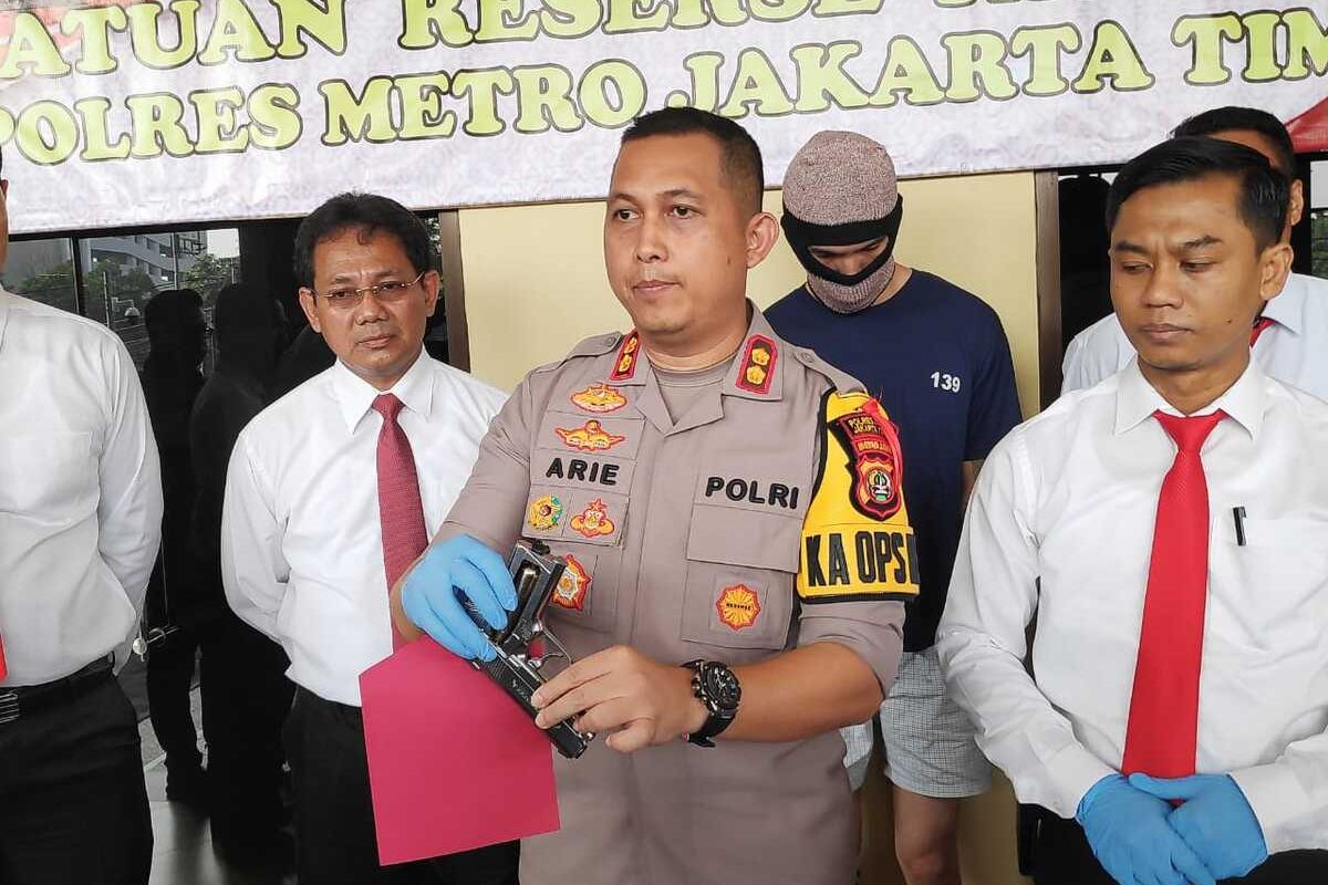 Kapolres Metro Jakarta Timur AKBP Arie Ardian bersama jajaran saat konferensi pers di Mapolres Metro Jakarta Timur, Selasa (24/12/2019), soal penembak sopir taksi di Jalan DI Panjaitan, Jatinegara, Jakarta Timur, Sabtu (12/12/2019) lalu.