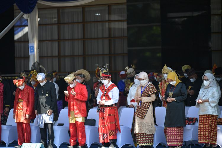Upacara Hardiknas 2022 diikuti oleh 252 peserta secara luring dengan mengenakan pakaian adat dan protokol ketat.