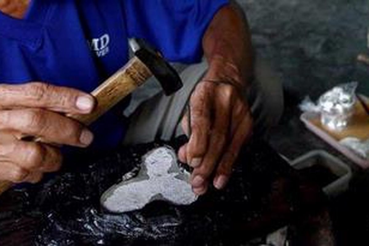 Perajin menyelesaikan pembuatan kerajinan perak di kawasan Kotagede, Yogyakarta, Rabu (25/8/2010). Kotagede merupakan kawasan di Yogyakarta yang terkenal sebagai industri rumahan kerajinan perak. Berbagai perhiasan dan kerajinan perak dikerjakan secara manual di sini. 