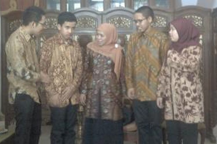 Khofifah dan keempat anaknya sebelum berangkat ke Istana Merdeka untuk menghadiri Pelantikan Kabinet Kerja, Senin (27/10/2014)