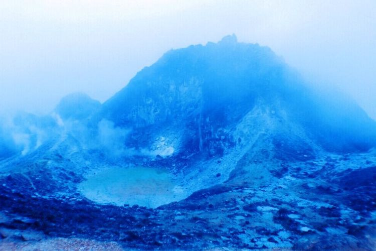 Gunung Sibanyak dengan kawah belerangnya dilihat dari puncak dua, Sabtu (24/6/2017)