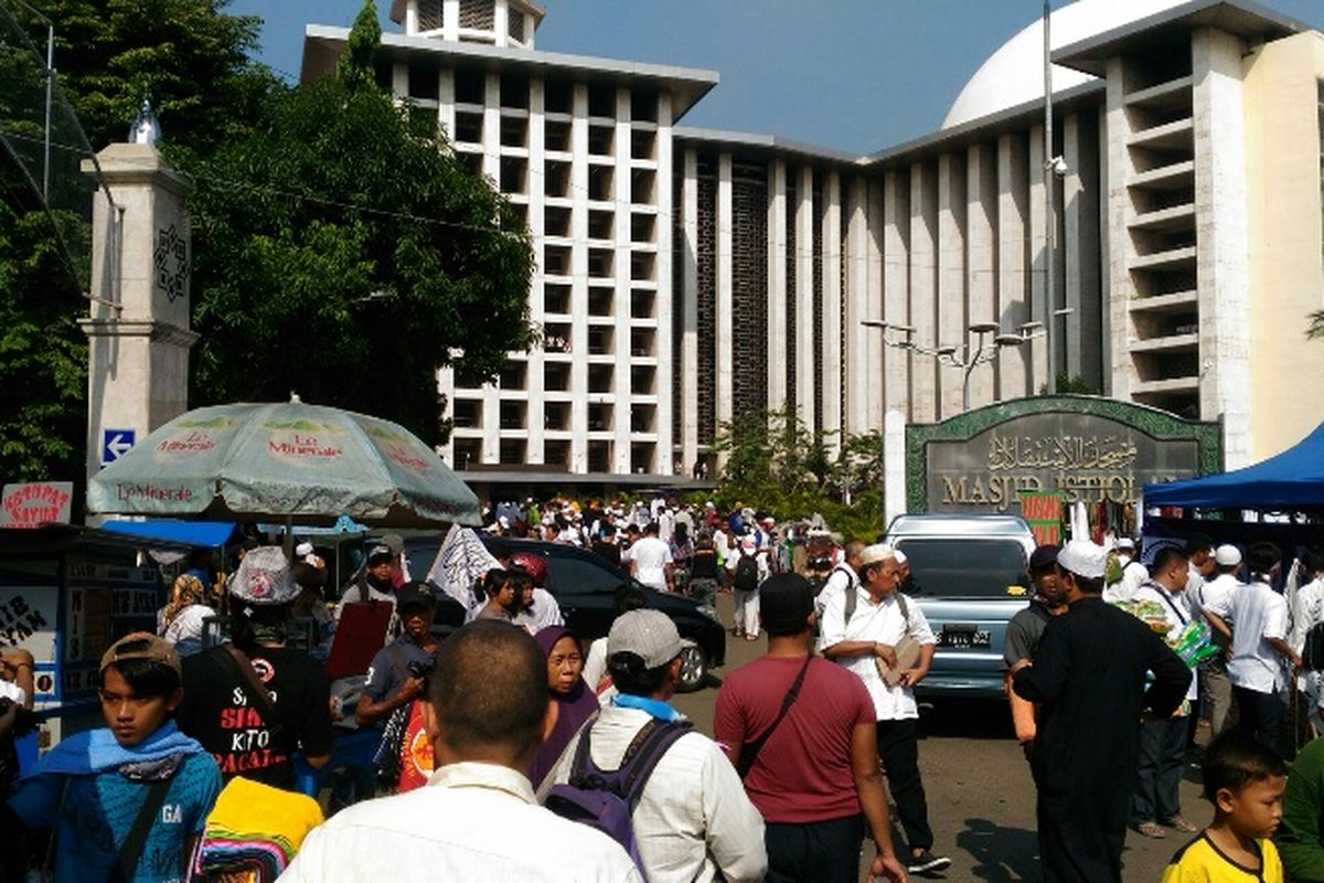 Massa aksi 55 semakin padati kawasan dalam dan luar Masjid Istiqlal, Jumat (5/5/2017) pagi.