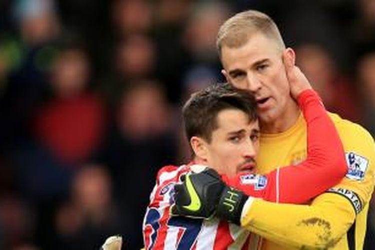 Penjaga gawang Manchester City, Joe Hart, dan striker Stoke City, Bojan Krkic, berpelukan saat kedua tim bertemu pada lanjutan Premier League di Stadion Britannia, Sabtu (5/12/2015). 