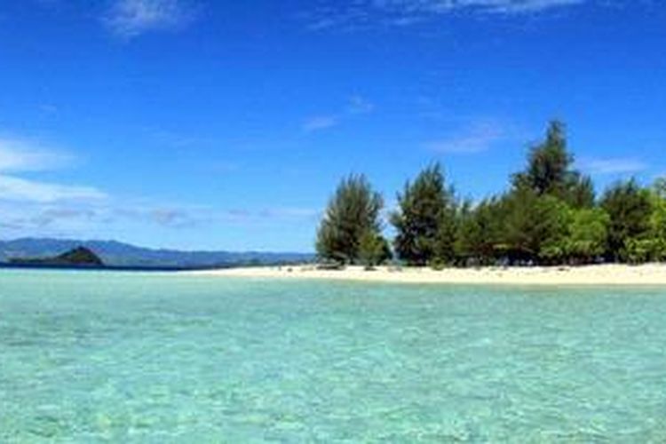 Pulau Saronde di Kabupaten Gorontalo Utara merupakan salah satu destinasi wisata yang menawarkan keindahan pasir putih yang eksotis.