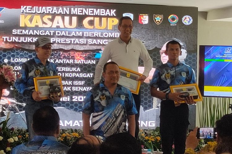 Kepala Sekretariat Presiden (Kasetpres) Heru Budi Hartono menerima plakat penghargaan Juara I lomba tembak Kejuaraan KSAU Cup 2023, di lapangan tembak Djamsuri Wing I Paskhas, Halim Perdanakusuma, Jakarta Timur, Minggu (7/5/2023). 
