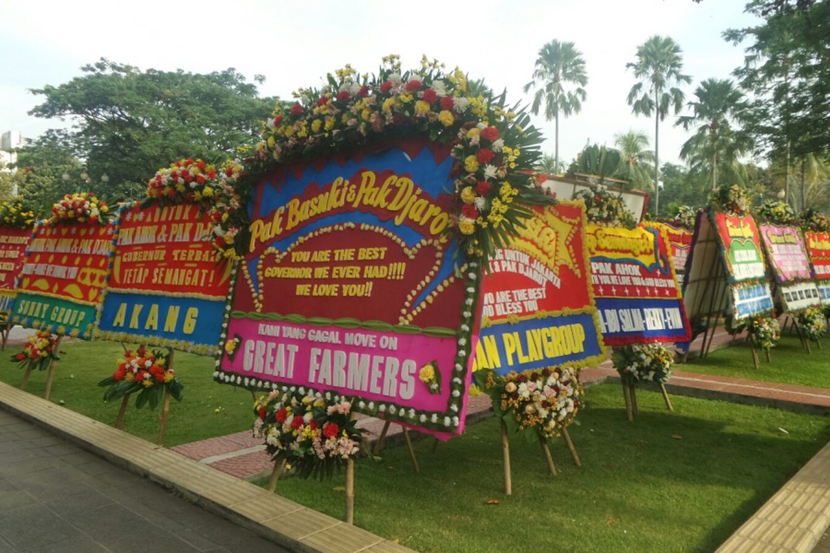 Lapangan di Balai Kota DKI Jakarta dipenuhi karangan bunga, Rabu (26/4/2017). 