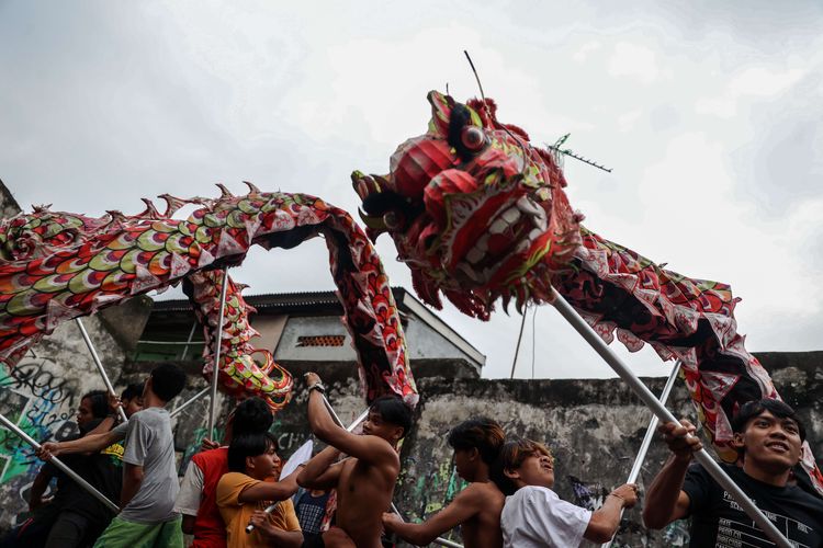 Pemain dari kelompok barongsai Naga Merah Putih Bogor melakukan latihan jelang penampilan mereka saat Tahun Baru Imlek di Kelurahan Babakan Pasar, Kota Bogor, Jawa Barat, Sabtu (15/1/2022). Persatuan Barongsai memainkan jenis liong modern dengan ciri-ciri: barongsai/liong boleh loncat-loncat, berputar-putar di atas meja dan warnanya bervariasi.