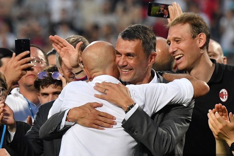 Stefano Pioli memeluk Paolo Maldini dalam pesta AC Milan usai menjuarai Liga Italia 2021-2022 di Mapei Stadium, Sassuolo, 22 Mei 2022. Terkini, Maldini resmi dipecat oleh AC Milan. (Photo by Tiziana FABI / AFP)