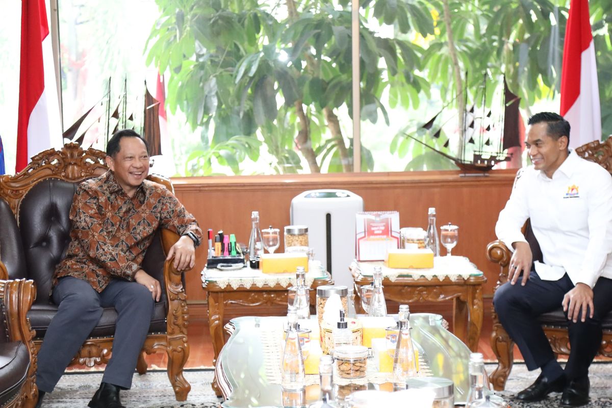 Menteri Dalam Negeri (Mendagri) Muhammad Tito Karnavian menerima kunjungan kerja Ketua Umum (Ketum) Kamar Dagang dan Industri (Kadin) Indonesia Anindya Novyan Bakrie di Kantor Pusat Kementerian Dalam Negeri (Kemendagri), Jakarta, Kamis (21/8/2025)