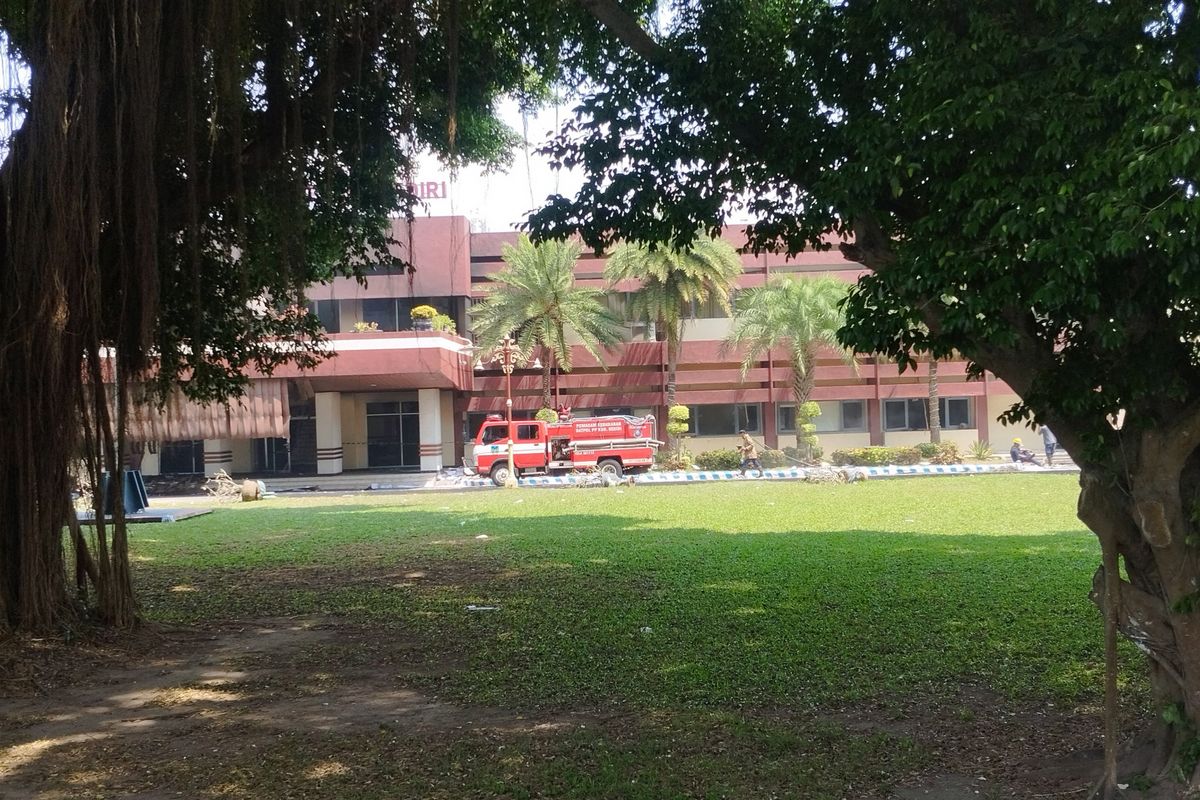 Sebuah mobil pemadam kebakaran melakukan pembasahan kantor Pemerintah Kabupaten Kediri, Jawa Timur, yang rusak akibat aksi massa, Minggu (31/8/2025).