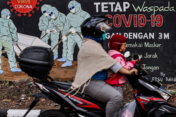 Mural yang dibuat oleh petugas prasarana dan sarana umum (PPSU)  bertemakan kewaspadaan virus Corona atau Covid-19 terlihat di kawasan Tebet, Jakarta Selatan, Jumat (14/8/2020). Mural tersebut memperlihatkan petugas medis membawa sebuah peti yang mengingatkan warga agar selalu waspada dengan Covid-19 dan mencegahnya dengan 3M (Memakai Masker, Menjaga Jarak dan Mencuci Tangan).