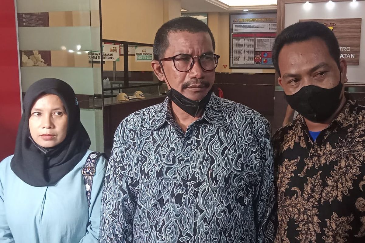 Eks sopir Nindy Ayunda, Sulaiman (kanan) beserta istri, Rini Diana, terlihat didampingi oleh kuasa hukum mereka, Fahmi Bachmid (tengah). Keduanya berada di Polres Metro Jakarta Selatan usai menjalani pemeriksaan kasus dugaan kejahatan terhadap kemerdekaan orang dengan terlapor Nindy Ayunda. 