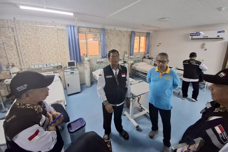 Kepala Klinik Kesehatan Haji Indonesia Karmijono memberikan keterangan di Madinah, Sabtu (11/5/2024).