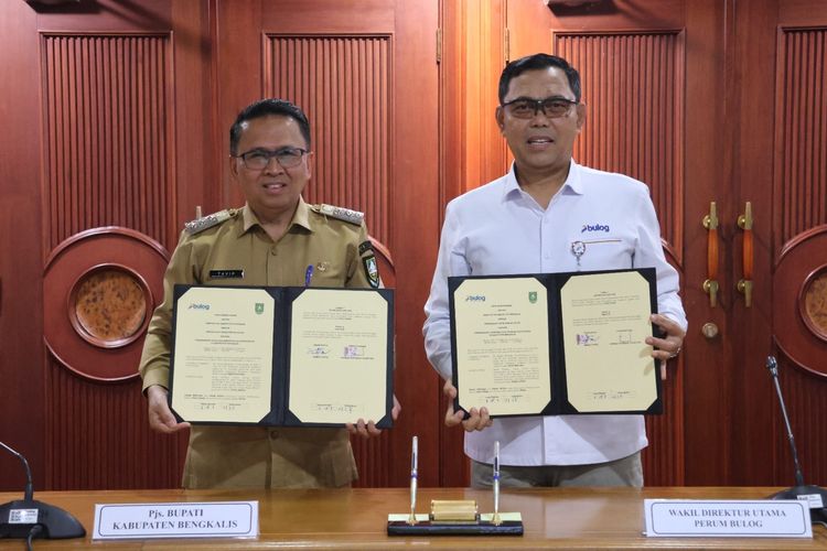 Wakil Dirut Perum BULOG Mayjen TNI (Purn) Marga Taufiq bersama Pjs Bupati Kabupaten Bengkalis Akhmad Sudirman Tavipiyono saat menandatangani nota kesepahaman kerja sama pembangunan kompleks pergudangan di Kantor Pusat Perum BULOG, Jakarta, Senin (18/11/2024). 