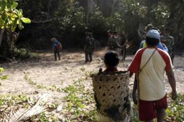 Warga Pulau Bangka, Minahasa Utara, Sulawesi Utara dengan peralatan seadanya menuju ke titik api yang membakar hutan adat dan perkebunan mereka. 14 Anggota Batalion Marinir Pertahanan Pangkalan Bitung ikut membantu mengendalikan kebakaran.