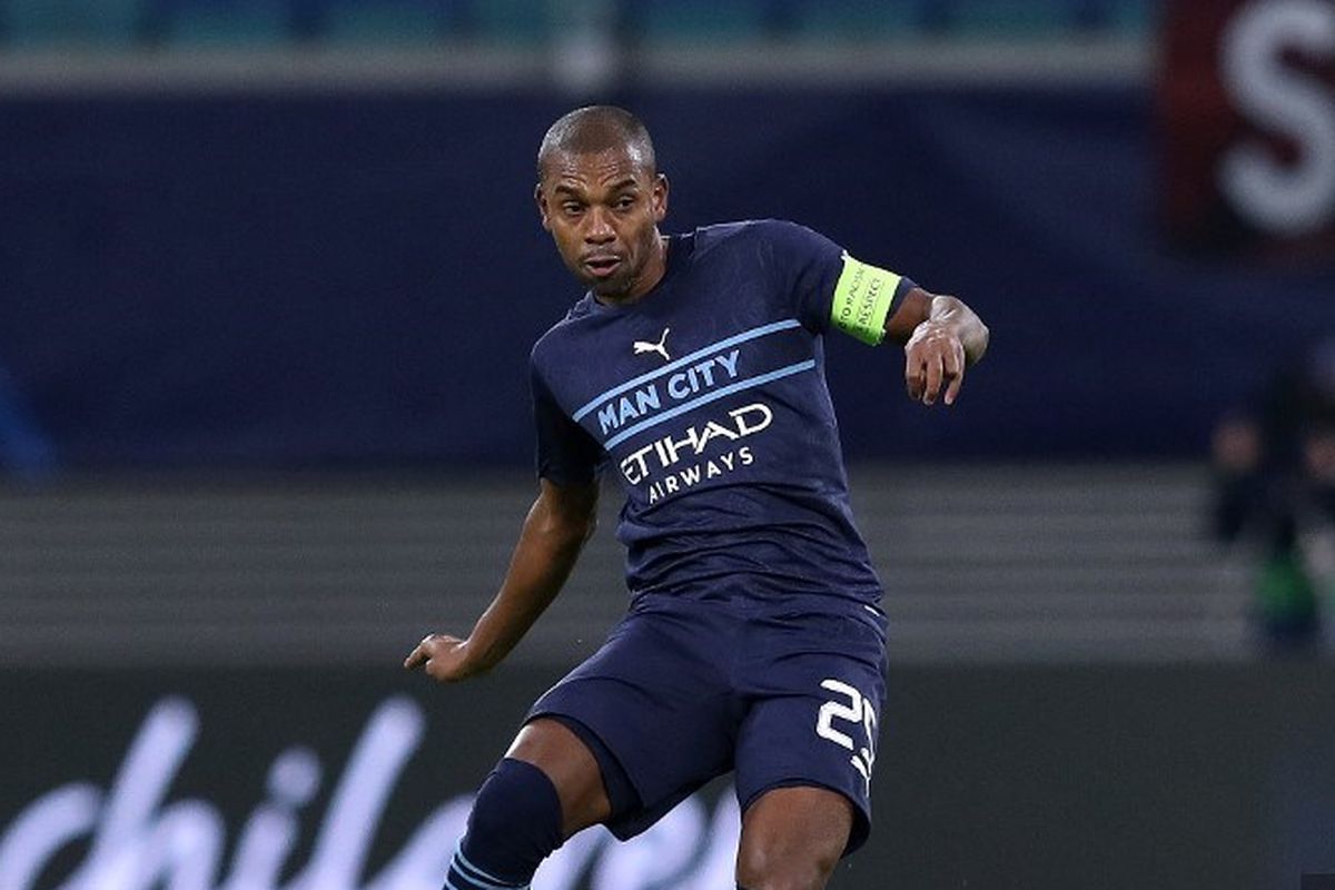 Eks Gelandang Man City dan Timnas Brasil Fernandinho Pensiun dari Sepak ...