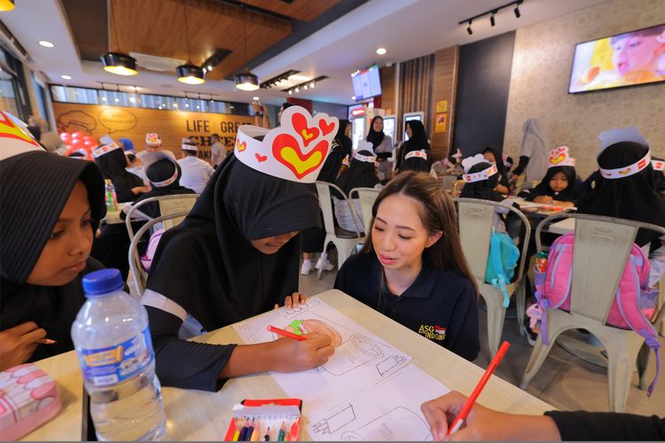 Anak-anak Majelis Taklim Nurul Hidayah, Sepatan Timur, Kabupaten Tangerang, Banten, mengikuti kegiatan Pojok Literasi Kak Rara yang digagas CSR PIK 2 dengan kegiatan menggambar dan pelajaran membuat burger di Richeese Cipondoh, Kota Tangerang, Banten, Senin (29/9/2025). 
