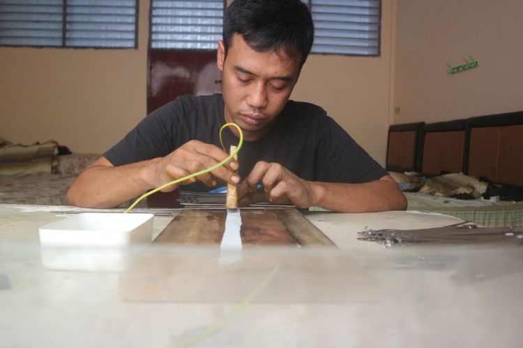 Nugroho saat membuat gelang haji di Asrama Haji Kota Medan, Jum'at (26/5/2023)