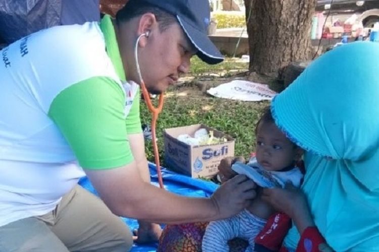 Tim medis INALUM melakukan pemeriksaan medis kepada para korban gempa dan tsunami Sulawesi Tengah di pengungsian