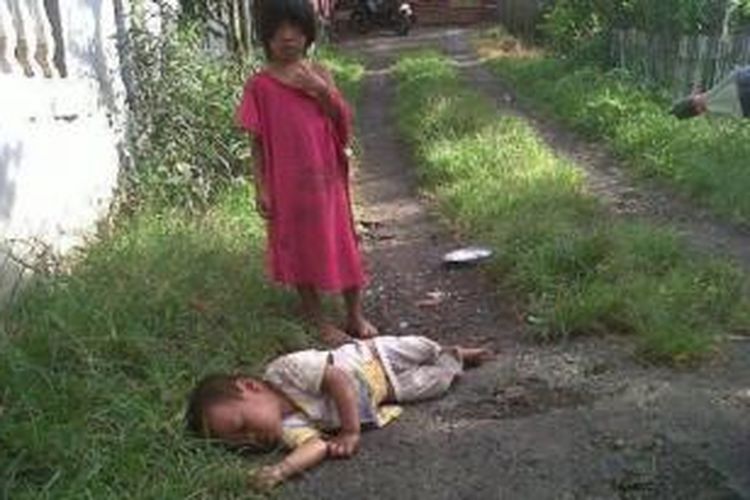 Nona dan Ramadhan yang ditelantarkan sang ibu. Balita ini tampak sedang tidur di jalan tanpa menghiraukan sekitarnya