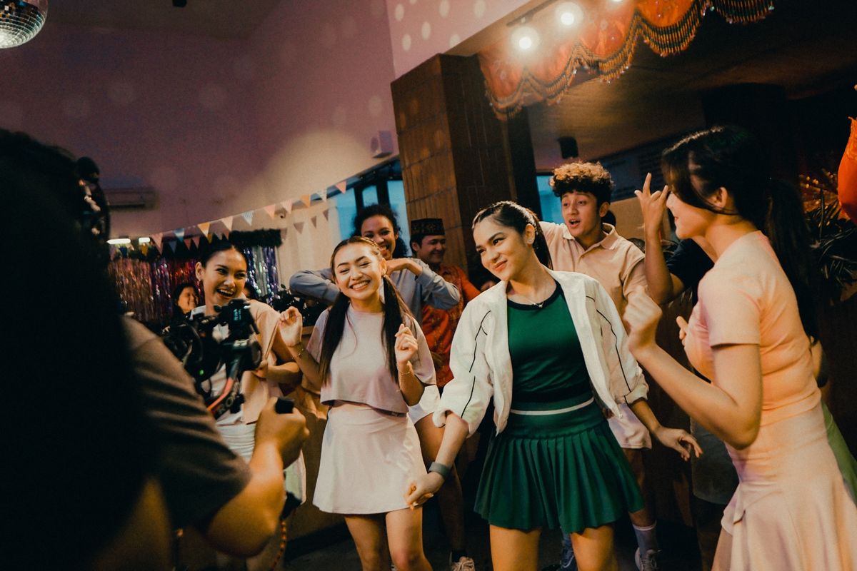 Davina Karamoy Bintangi Video Musik 'Nasi Padang' Karya Laleilmanino