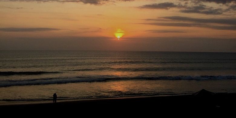 Matahari terbenam dilihat dari Tropicola-Beach Club, Seminyak, Bali.