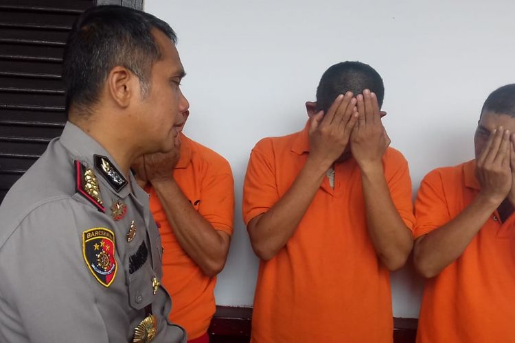 Salah seorang oknum mantan Kepala Desa di Kabupaten Gowa, Sulawesi Selatan menangis saat ditangkap polisi lantaran melakukan tindak pidana korupsi anggara dana desa senilai ratusan juta rupiah. Rabu, (26/12/2018).