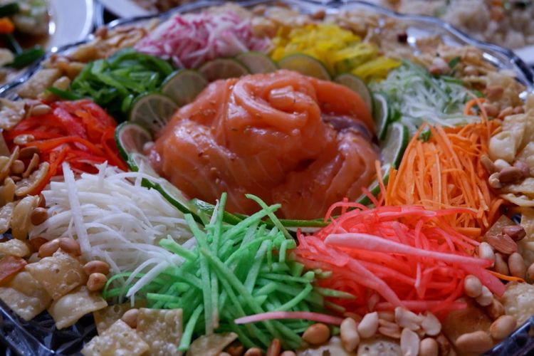 Pada perayaan Imlek, terdapat beberapa makanan khas yang wajib ada, di antaranya Yu Sheng dan kue keranjang. Makanan inti dari yu sheng ada pada ikan yang disajikan mentah. 