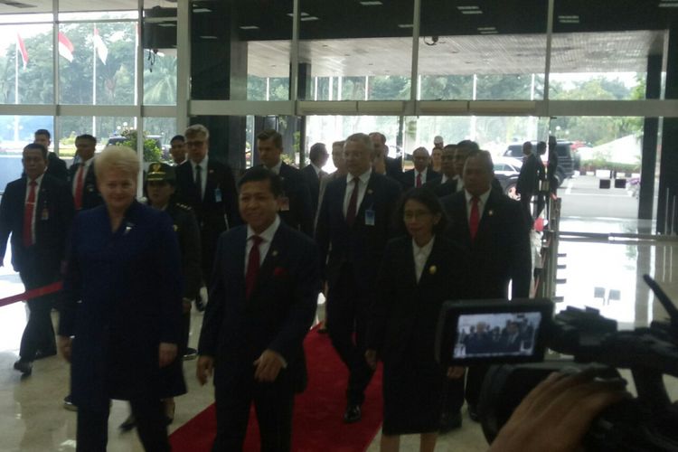 Ketua DPR Setya Novanto menyambut kedatangan Presiden Lithuania Dalia Grybauskaite di Kompleks Parlemen, Senayan, Jakarta