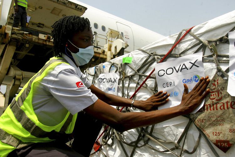 Pengiriman vaksin Covid-19 yang didistribusikan oleh Fasilitas COVAX tiba di Abidjan, Pantai Gading, Jumat 25 Februari 2021.
